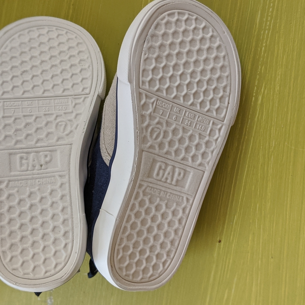 Gap canvas shoes size 7 toddler - Picture 2 of 3